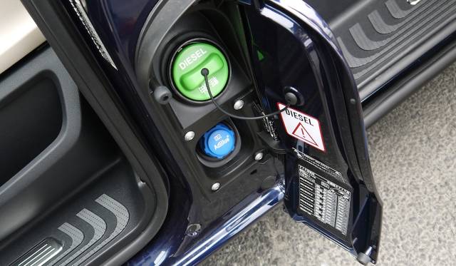 Mercedes-Benz V class|メルセデス・ベンツ V クラス 021 給油口は左側面にそなわる。尿素SCRの素材であるAdBlueは、ディーラーで定期的に注ぎ足しができる