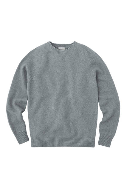 スコットランド製ならではの質感が際立つコットンカシミヤのニットは、トーンが異なる2本の糸を撚糸することで独特の風合いを実現。ニット5万760円