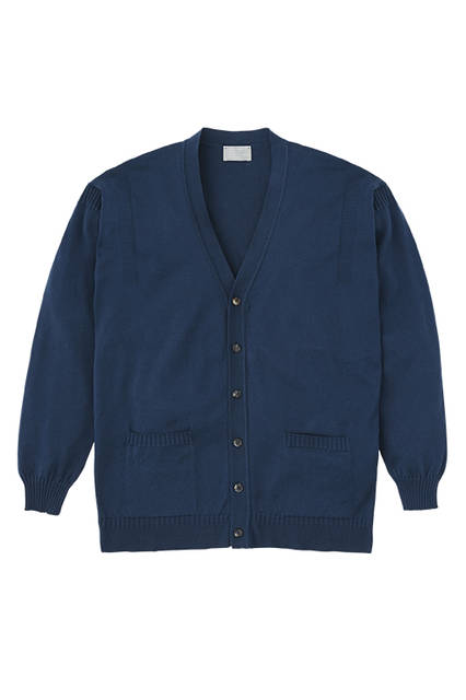 ジョン・スメドレー社別注のカーディガンは、ハイゲージニットにガンジーディティールを取り入れて洗練された雰囲気に。カーディガン3万7800円