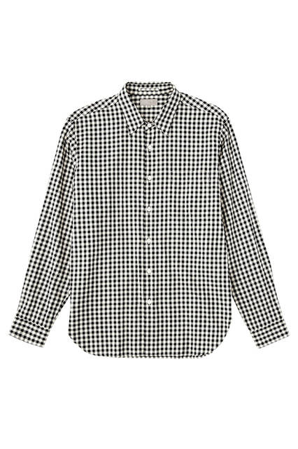 起毛素材の表面をあえて裏使いし、モノトーンでソリッドに表現した、マーガレット・ハウエルらしい大人のギンガムチェッ クの提案。シャツ3万1320円