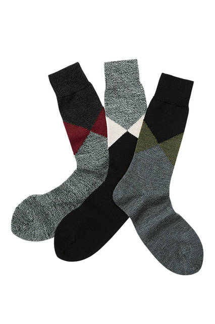 ダイナミックなパターンと色合わせがモダンな、定番のアーガイル柄ソックス。モノトーンのスタイリングのアクセントに。ソッ クス各3780円