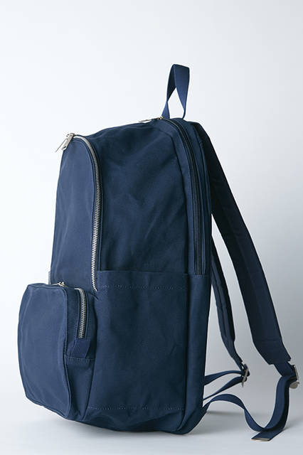 人気のポーター別注デイパックに新作が登場。
コットンキャンバスにパラフィン加工を施し、さらに製品洗いをかけることでほどよく馴染んだテクスチャーに。デイパック3万1320円