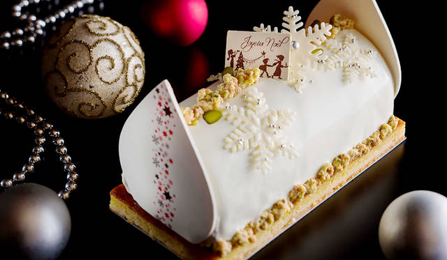 <h2 class="cnt_subtitle">ANA INTERCONTINENTAL TOKYO｜ANAインターコンチネンタルホテル東京</h2>  「スノー・クリスタル」をテーマに贈るピエール・ガニェールのクリスマスケーキ。なかでもイチ押しは「ビュッシュ・ド・ノエル ヴァニーユ・タヒチ」。甘く豊かな香りのタヒチ産バニラを使用したホワイトチョコレートのムース、ピスタチオのクリームとイチゴジュレ＆コンポートの組み合わせが絶妙なハーモニーを奏でる。キラリと輝く雪の結晶をトッピングし、ホワイトクリスマスをイメージさせるロマンティックな世界観を表現。  <br /> <br />   <strong>「ビュッシュ・ド・ノエル ヴァニーユ・タヒチ」</strong><br /> 価格｜6480円（16×7.5×6センチ）<br /> 予約期間｜12月11日（金）まで<br /> 引渡期間｜12月19日（土）～25日（金）<br /> 引渡場所｜ANAインターコンチネンタルホテル東京 2階「ピエール・ガニェール パン・エ・ガトー」<br /> 予約方法｜電話、ウェブサイト  <br /> <br />  <div class="article-contact">  <div class="article-contact-head">問い合わせ先</div>  <div class="article-contact-deta">  <p class="article-contact-name">ANAインターコンチネンタルホテル東京</p>  <p class="article-contact-tel">Tel. 03-3505-1111（ピエール・ガニェール パン・エ・ガトー）</p>  <p class="article-contact-url">http://www.anaintercontinental-tokyo.jp</p> </div>  </div>