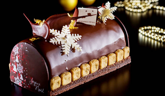 <h2 class="cnt_subtitle">ANA INTERCONTINENTAL TOKYO｜ANAインターコンチネンタルホテル東京</h2>  ビターチョコレートムースに香り高いアールグレイのブリュレを合わせた「ビュッシュ・ド・ノエル ショコラ」。なかにしのばせたアプリコットとパッションフルーツジュレの酸味と、へーゼルナッツのプラリネが食感のアクセントに。最後にキラキラと光る雪の結晶を飾り、幻想的なコントラストを演出。見た目のうつくしさはもちろん、味わいにおどろきと感動を呼び覚ますクリスマスケーキをぜひ祝祭のテーブルに。  <br /> <br />   <strong>「ビュッシュ・ド・ノエル ショコラ」</strong><br /> 価格｜6480円（16×7.5×6センチ）<br /> 予約期間｜12月11日（金）まで<br /> 引渡期間｜12月19日（土）～25日（金）<br /> 引渡場所｜ANAインターコンチネンタルホテル東京 2階「ピエール・ガニェール パン・エ・ガトー」<br /> 予約方法｜電話、ウェブサイト  <br /> <br />  <div class="article-contact">  <div class="article-contact-head">問い合わせ先</div>  <div class="article-contact-deta">  <p class="article-contact-name">ANAインターコンチネンタルホテル東京</p>  <p class="article-contact-tel">Tel. 03-3505-1111（ピエール・ガニェール パン・エ・ガトー）</p>  <p class="article-contact-url">http://www.anaintercontinental-tokyo.jp</p> </div>  </div>