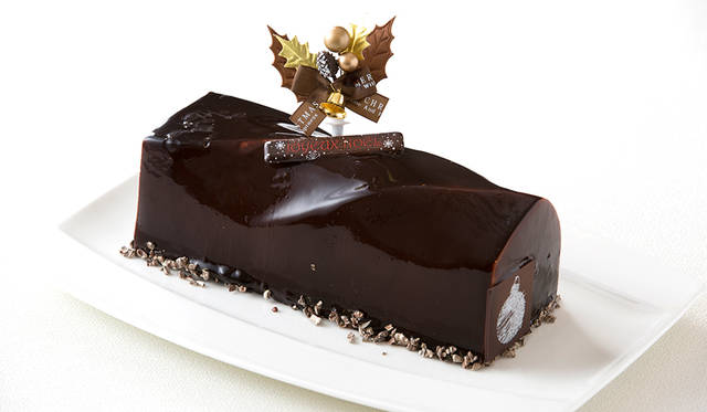 <h2 class="cnt_subtitle">INTERCONTINENTAL TOKYO BAY｜ホテル インターコンチネンタル 東京ベイ</h2>  家族団らんやホームパーティにおすすめしたい多彩なラインナップが揃うホテル インターコンチネンタル 東京ベイ。「クレーム・ド・ショコラ」は、濃厚なチョコレートを使用したビターな味わいで、大人のクリスマスにぴったり。オレンジ風味のチョコレートムースをもちい、カカオの味をより際立たせている。モダンで洗練された佇まいのフォルムも見逃せない。  <br /> <br />   <strong>「クレーム・ド・ショコラ」</strong><br /> 価格｜3380円（23×8×6センチ）<br /> 予約受付中<br /> 引渡期間｜12月15日（火）～25日（金）<br /> 引渡場所｜ホテル インターコンチネンタル 東京ベイ 1階「ザ・ショップ N.Y.ラウンジブティック」<br /> 予約方法｜電話、1階「ザ・ショップ N.Y.ラウンジブティック」、ウェブサイト  <br /> <br />  <div class="article-contact">  <div class="article-contact-head">問い合わせ先</div>  <div class="article-contact-deta">  <p class="article-contact-name">ホテル インターコンチネンタル 東京ベイ</p>  <p class="article-contact-tel">Tel. 03-5404-7895（ザ・ショップ N.Y.ラウンジブティック）</p>  <p class="article-contact-url">http://www.interconti-tokyo.com</p> </div>  </div>