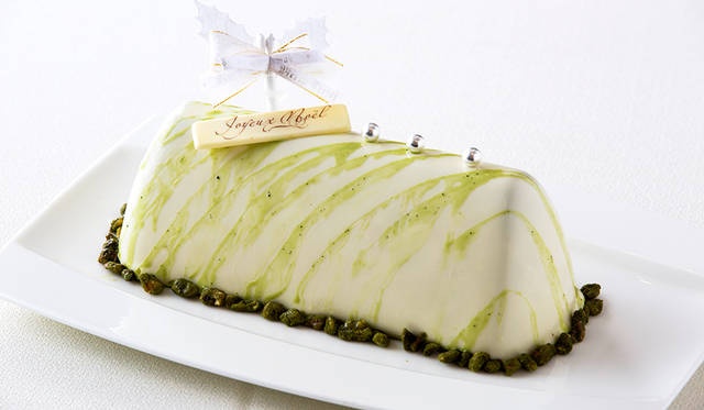 <h2 class="cnt_subtitle">INTERCONTINENTAL TOKYO BAY｜ホテル インターコンチネンタル 東京ベイ</h2>  抹茶とホワイトチョコが新感覚の「ノエル・テ・ベール」。ヘーゼルナッツクリームとの相性も抜群で、食べると極上の味が口のなかいっぱいに広がる。いままでのブッシュ・ド・ノエルのイメージをくつがえす、ホワイトをベースにしたトライアングル型を採用。繊細かつ大胆な見た目にも注目が集まりそう。  <br /> <br />   <strong>「ノエル・テ・ベール」</strong><br /> 価格｜3380円（23×8×6センチ）<br /> 予約受付中<br /> 引渡期間｜12月15日（火）～25日（金）<br /> 引渡場所｜ホテル インターコンチネンタル 東京ベイ 1階「ザ・ショップ N.Y.ラウンジブティック」<br /> 予約方法｜電話、1階「ザ・ショップ N.Y.ラウンジブティック」、ウェブサイト  <br /> <br />  <div class="article-contact">  <div class="article-contact-head">問い合わせ先</div>  <div class="article-contact-deta">  <p class="article-contact-name">ホテル インターコンチネンタル 東京ベイ</p>  <p class="article-contact-tel">Tel. 03-5404-7895（ザ・ショップ N.Y.ラウンジブティック）</p>  <p class="article-contact-url">http://www.interconti-tokyo.com</p> </div>  </div>