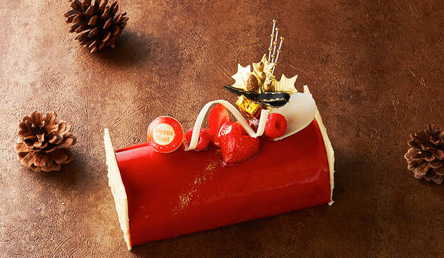 <h2 class="cnt_subtitle">CONRAD TOKYO｜コンラッド東京</h2>  フランボワーズ（木イチゴ）のソースで艶やかにコーティングされた鮮やかな赤が目を惹く「ノエル・ルージュ」。へーゼルナッツのダックワーズ生地に、上質なチョコレートムースをセレクト。なかにはチョコレートクランチでサンドしたフランボワーズのムースとジュレをあしらい、さくさくした歯ごたえが楽しめる。甘酸っぱいフランボワーズと風味豊かなチョコレートムースのハーモニーがベストマッチ。ホームパーティの手土産としてもよろこばれそう。  <br /> <br />   <strong>「ノエル・ルージュ」</strong>　※50個限定<br /> 価格｜5940円（約16×8×11センチ）<br /> 予約期間｜12月22日（火）まで<br /> 引渡期間｜12月1日（火）～25日（金）<br /> 引渡場所｜コンラッド東京 28階「セリーズ」<br /> 予約方法｜電話　※引渡の3日前までに予約が必要  <br /> <br />  <div class="article-contact">  <div class="article-contact-head">問い合わせ先</div>  <div class="article-contact-deta">  <p class="article-contact-name">コンラッド東京</p>  <p class="article-contact-tel">Tel. 03-6388-8745（レストラン予約）</p>  <p class="article-contact-url">http://www.conradtokyo.co.jp</p> </div>  </div>