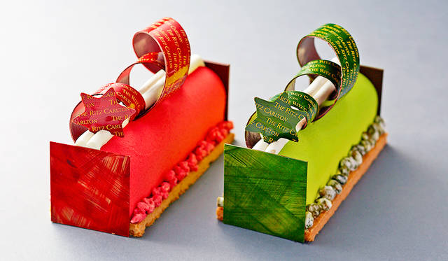 <h2 class="cnt_subtitle">THE RITZ-CARLTON, OSAKA｜ザ・リッツ・カールトン大阪</h2>  鮮やかな緑&赤のクリスマスカラーが印象的な2種類のブッシュ・ド・ノエル。ピンクグレープフルーツのジュレをピスタチオムースで包み込んだ「ノエル ピスタチオ」と、ラズベリージュレをチーズムースで包み赤色のチョコレートパウダーで彩った「ノエル ルージュ」。フルーツジュレの酸味が濃厚なムースの味を引き立てる味わいも絶品。クリスマス気分を盛り上げる色合いは、パーティにもおすすめだ。  <br /> <br />   <strong>「ノエル ピスタチオ」<br /> 「ノエル ルージュ」</strong><br /> 価格｜4000円（直径15センチ）<br /> 予約期間｜12月18日（金）まで<br /> 引渡期間｜12月19日（土）～25日（金）<br /> 引渡場所｜ザ・リッツ・カールトン大阪 1階「ザ・リッツ・カールトン・グルメショップ」<br /> 予約方法｜電話、ファックス  <br /> <br />  <div class="article-contact">  <div class="article-contact-head">問い合わせ先</div>  <div class="article-contact-deta">  <p class="article-contact-name">ザ・リッツ・カールトン大阪</p>  <p class="article-contact-tel">Tel. 06-6343-7000（代表）</p> <p class="article-contact-tel">Fax. 06-6343-7570</p> <p class="article-contact-url">https://www.ritz-carlton.co.jp</p> </div>  </div>