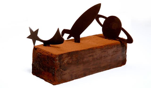 <h2 class="cnt_subtitle">JEAN-PAUL HÉVIN｜ジャン=ポール・エヴァン</h2>  ブランドの新テーマとなる「足はしっかり地に着けて、頭は星々の高みに」をもとにクリエイトされたビュッシュ ド ノエル。黒胡麻をくわえたジャンドゥージャ、スターアニスが香るビスキュイ、ブラジル産カカオのムース、コーヒー風味のダクワーズが重なり合う繊細なアーキテクチャー。それはジャン=ポール・エヴァン氏からの抗いがたいほど魅惑的な旅への招待。冷凍配送なので、離れてクリスマスを過ごす家族や恋人に贈るのもOK。  <br /> <br />   <strong>ビュッシュ デュ ヴォワヤージュ「インターステラー」</strong><br /> 価格｜5832円（17.5×7×5センチ）<br /> 予約受付中<br /> 予約方法｜電話、各店舗、ウェブサイト<br /> ※予約期間、引渡場所はウェブサイトを参照<br /> ※冷凍配送  <br /> <br />  <div class="article-contact">  <div class="article-contact-head">問い合わせ先</div>  <div class="article-contact-deta">  <p class="article-contact-name">ジャン＝ポール・エヴァン</p>  <p class="article-contact-tel">Tel. 03-3352-1111（伊勢丹新宿本店）</p>  <p class="article-contact-url">http://www.jph-japon.co.jp</p> </div>  </div>