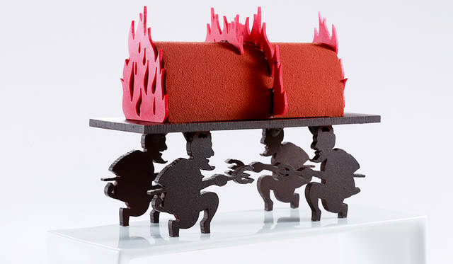 <h2 class="cnt_subtitle">JEAN-PAUL HÉVIN｜ジャン=ポール・エヴァン</h2>  繊細でありながら力強く、地獄のようにすさまじいインパクトを放つビュッシュ。ソバのハチミツを使ったシブーストを、レッドフルーツの香りと酸味のあるマダガスカル産カカオでできたショコラノワールのムースで包み込んだ。躍動感のあるショコラの台座付き。神秘的な素材の組合せやアーティスティックなフォルムを創造するいっぽうで、ショコラ独自の個性を表現したというジャン=ポール・エヴァン氏の世界観を堪能して。  <br /> <br />   <strong>「ビュッシュ ダンフェール ソクル」</strong><br /> 価格｜1万800円（ショコラの台座付き／22×8.5×17センチ）<br /> 予約受付中<br /> 予約方法｜電話、各店舗、ウェブサイト<br /> ※予約期間、引渡場所はウェブサイトを参照  <br /> <br />  <div class="article-contact">  <div class="article-contact-head">問い合わせ先</div>  <div class="article-contact-deta">  <p class="article-contact-name">ジャン＝ポール・エヴァン</p>  <p class="article-contact-tel">Tel. 03-3352-1111（伊勢丹新宿本店）</p>  <p class="article-contact-url">http://www.jph-japon.co.jp</p> </div>  </div>