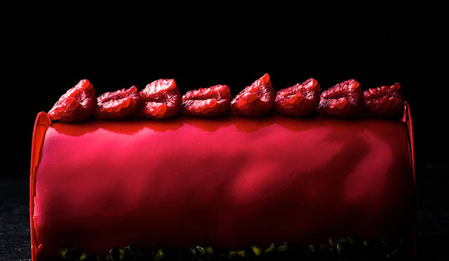 <h2 class="cnt_subtitle">PARK HYATT TOKYO｜パーク ハイアット 東京</h2>  今年7月に着任したフランス出身の新エグゼクティブ ペストリーシェフ、パスカル・シャルデラ氏が、心躍るクリスマスにふさわしい上質なスイーツをお届け。「ブッシュ ヴェルメイユ」は、果実味溢れるラズベリー、レモンのフロマージュブランが織りなす上品な甘みと軽やかな口あたりが特徴。シャンパンとも好相性で、鮮やかなビジュアルがテーブルに華やぎを添えてくれる。  <br /> <br />   <strong>「ブッシュ ヴェルメイユ」</strong><br /> 価格｜4000円（14センチ）<br /> 予約期間｜12月18日（金）まで　※ウェブサイトは12月15日（火）まで<br /> 引渡期間｜12月25日（金）まで<br /> 引渡場所｜パーク ハイアット 東京2階「ペストリー ブティック」<br /> 予約方法｜電話、2階「ペストリー ブティック」、ウェブサイト  <br /> <br />  <div class="article-contact">  <div class="article-contact-head">問い合わせ先</div>  <div class="article-contact-deta">  <p class="article-contact-name">パーク ハイアット 東京</p>  <p class="article-contact-tel">Tel. 03-5323-3462（ペストリー ブティック）</p>  <p class="article-contact-url">http://restaurants.tokyo.park.hyatt.co.jp</p> </div>  </div>