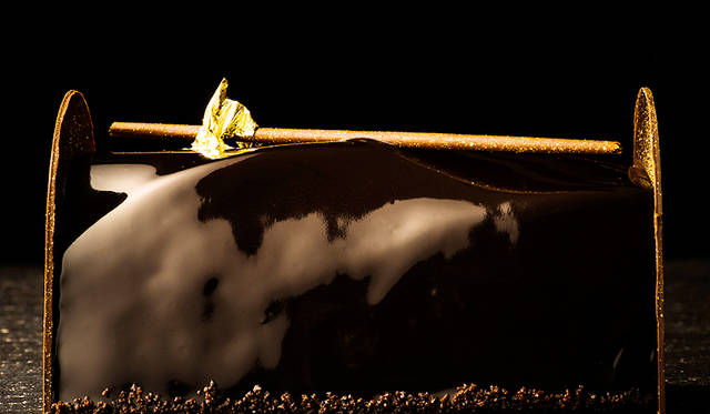 <h2 class="cnt_subtitle">PARK HYATT TOKYO｜パーク ハイアット 東京</h2>  「ブッシュ トローン」は、濃厚なチョコレートムースとヌガーを混ぜ込んだムースを重ね、アクセントにほろ苦いコーヒーのフレーバーを効かせたブッシュ。なめらかに広がるショコラの風味とナッツの食感が、ワンランク上のデザートタイムを演出。味わいの奥深さはもちろん、艶やかで重厚感のある佇まいは、上質を知る紳士淑女の宴にぴったり。美味しいスイーツできらめく聖夜を過ごしてみてはいかがだろう。  <br /> <br />   <strong>「ブッシュ トローン」</strong><br /> 価格｜4000円（14センチ）<br /> 予約期間｜12月18日（金）まで　※ウェブサイトは12月15日（火）まで<br /> 引渡期間｜12月25日（金）まで<br /> 引渡場所｜パーク ハイアット 東京2階「ペストリー ブティック」<br /> 予約方法｜電話、2階「ペストリー ブティック」、ウェブサイト  <br /> <br />  <div class="article-contact">  <div class="article-contact-head">問い合わせ先</div>  <div class="article-contact-deta">  <p class="article-contact-name">パーク ハイアット 東京</p>  <p class="article-contact-tel">Tel. 03-5323-3462（ペストリー ブティック）</p>  <p class="article-contact-url">http://restaurants.tokyo.park.hyatt.co.jp</p> </div>  </div>