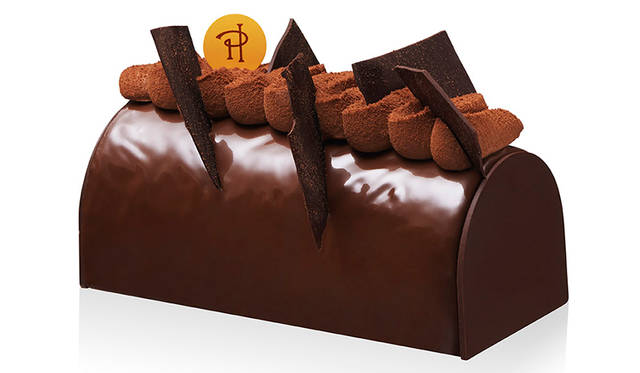 <h2 class="cnt_subtitle">PIERRE HERMÉ PARIS｜ピエール・エルメ・パリ</h2>  アーモンドの風味豊かなビターチョコレートケーキ。プラリネのカリカリ感、まろやかなガナッシュショコラ、さくりとした生地など、多層に重なるさまざまなテクスチャーがビターチョコレートの魅力を最大限に引き立たせる。艶やか、シック、ふんわりなどチョコレートの多彩な表情が楽しめるデコレーションも見逃せない。複雑な風味ながらもチョコレートファンを虜にする甘美な味わいで、至福のひとときを。  <br /> <br />   <strong>「ビュッシュ プレジール アンタンス」</strong>　※50個限定<br /> 価格｜5940円（17×9×8センチ）<br /> 予約期間｜12月16日（水）まで　※コンビニ決済は12月12日（土）まで<br /> 引渡期間｜12月18日（金）～25日（金）<br /> 引渡場所｜青山店、伊勢丹新宿店、日本橋三越店、西武渋谷店、大丸東京店、西武池袋店、ザ・リッツ・カールトン京都店ほか<br /> 予約方法｜各店舗、ウェブサイト  <br /> <br />  <div class="article-contact">  <div class="article-contact-head">問い合わせ先</div>  <div class="article-contact-deta">  <p class="article-contact-name">ピエール・エルメ・パリ 青山</p>  <p class="article-contact-tel">Tel. 03-5485-7766</p>  <p class="article-contact-url">http://www.pierreherme.co.jp</p> </div>  </div>