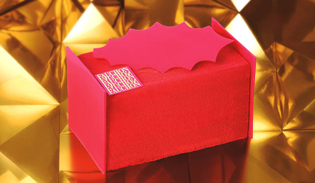 <h2 class="cnt_subtitle">FAUCHON｜フォション</h2>  目の覚めるようなうつくしいルージュカラーのブッシュ・ド・ノエル。ミルクチョコムースのなかにベルガモットのゼリーを封入。底にはベルガモットの生地とアーモンドをまぶしたクッキーを敷きつめた、甘くてすっきりとした味わいが魅力だ。ヒイラギをモチーフにしたチョコレートのプレートが、クリスマスムードを演出。見た目からは想像できない、やわらかな甘さとベルガモットの爽やかさがベストマッチした一品。  <br /> <br />   <strong>「ブッシュ ショコラ ベルガモット」</strong><br /> 価格｜4320円（12×7×7センチ）<br /> 予約期間｜12月16日（水）まで<br /> 引渡期間｜12月23日（水・祝）〜25日（金）まで（予定）<br /> 引渡場所｜タカシマヤフォションブティック日本橋店、新宿店、横浜店、大宮店ほか<br /> 予約方法｜各店舗  <br /> <br />  <div class="article-contact">  <div class="article-contact-head">問い合わせ先</div>  <div class="article-contact-deta">  <p class="article-contact-name">フォション</p>  <p class="article-contact-tel">Tel. 03-3211-4111（日本橋高島屋店）</p>  <p class="article-contact-url">https://www.facebook.com/FauchonJapan/</p> </div>  </div>