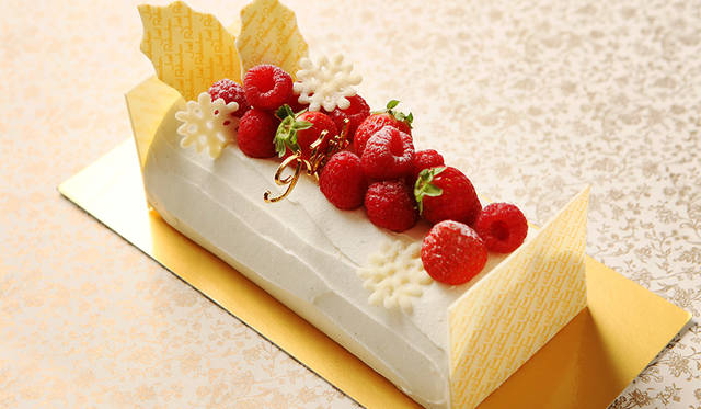 <h2 class="cnt_subtitle">LA BOUTIQUE DE JOËL ROBUCHON｜ラ ブティック ドゥ ジョエル・ロブション</h2>  ジョエル・ロブション氏が監修したクリスマス限定「ブッシュ ド ノエル フレーズ」。野イチゴのジュレの甘酸っぱさと、軽やかなクリームが絶妙なハーモニーのスポンジケーキ。タヒチ産バニラのカスタードクリームとマスカルポーネ入り生クリームを使用し、コクのある味わいを生み出している。ベリーと雪の結晶をトッピングした見た目も愛らしく、6人くらいで切り分けられるのでパーティなどにもぴったりだ。  <br /> <br />   <strong>「ブッシュ ド ノエル フレーズ」</strong><br /> 価格｜5940円（8×17×6センチ）<br /> 予約受付中<br /> 引渡期間｜12月19日（土）～12月25日（水）<br /> 引渡場所｜恵比寿ガーデンプレイス店、六本木ヒルズ店、丸の内店<br /> 予約方法｜電話、各店舗、ウェブサイト  <br /> <br />  <div class="article-contact">  <div class="article-contact-head">問い合わせ先</div>  <div class="article-contact-deta">  <p class="article-contact-name">ラ ブティック ドゥ ジョエル・ロブション </p>  <p class="article-contact-tel">Tel. 03-5424-1345（恵比寿ガーデンプレイス店）</p>  <p class="article-contact-url">http://www.robuchon.jp</p> </div>  </div>