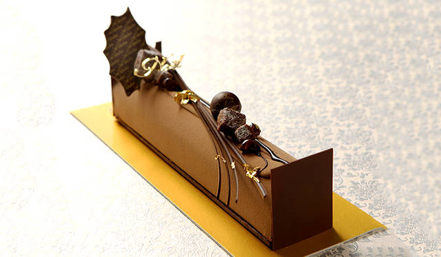 <h2 class="cnt_subtitle">LA BOUTIQUE DE JOËL ROBUCHON｜ラ ブティック ドゥ ジョエル・ロブション</h2>  「ブッシュ ショコラ アルマニャック」は、アルマニャック（ブランデー）の華やかな香り広がるビターチョコレートムースを採用。ブランデーとカカオを70パーセント含有したショコラがバランスよく調和して、上品で洗練された味わいを醸し出す。すらりとしたスタイリッシュな縦長フォルムもポイント。聖夜をゴージャスかつ華やかに彩ってくれる大人のための極上ブッシュ・ド・ノエルだ。  <br /> <br />   <strong>「ブッシュ ショコラ アルマニャック」</strong><br /> 価格｜5400円（26×5×5.5センチ）<br /> 予約受付中<br /> 引渡期間｜12月19日（土）～12月25日（水）<br /> 引渡場所｜恵比寿ガーデンプレイス店、六本木ヒルズ店、丸の内店<br /> 予約方法｜電話、各店舗、ウェブサイト  <br /> <br />  <div class="article-contact">  <div class="article-contact-head">問い合わせ先</div>  <div class="article-contact-deta">  <p class="article-contact-name">ラ ブティック ドゥ ジョエル・ロブション </p>  <p class="article-contact-tel">Tel. 03-5424-1345（恵比寿ガーデンプレイス店）</p>  <p class="article-contact-url">http://www.robuchon.jp</p> </div>  </div>