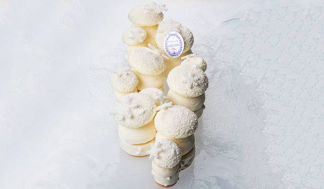 <h2 class="cnt_subtitle">LADURÉE｜ラデュレ</h2>  夢のようなクリスマスの魔法にかかって……。メゾン・ラデュレは真っ白なコートを羽織ったまったくあたらしいビュッシュ・ド・ノエルを考案。マンダリン・シロップをたっぷり浸み込ませたビスキュイの上に、ヴァニラのやわらかいクリーム、ホワイトチョコレート、マンダリンのコンフィ、なめらかなムースなどを重ね、見た目にも美味しいロマンティックな一品に。雪に覆われた銀白の景色と、そっと降りそそぐ優しく繊細な甘さが奏でるうつくしいハーモニーを楽しんで。  <br /> <br />   <strong>「ビュッシュ・ネージュ」</strong><br /> 価格｜1万44円（約31センチ）<br /> 予約受付中<br /> 販売期間｜12月19日（土）～25日（金）<br /> 販売店舗｜銀座店、日本橋店、新宿店  <br /> <br />  <div class="article-contact">  <div class="article-contact-head">問い合わせ先</div>  <div class="article-contact-deta">  <p class="article-contact-name">ラデュレ</p>  <p class="article-contact-tel">Tel. 03-4578-0846（カスタマーサービス）</p>  <p class="article-contact-url">http://www.laduree.jp</p> </div>  </div>