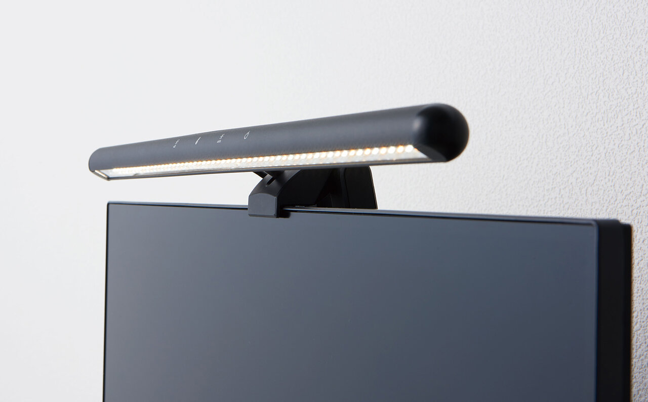 液晶ディスプレイに引っ掛けるだけの簡単設置。 手元を明るく照らす「ディスプレイライト」｜KINGJIM  Magazine