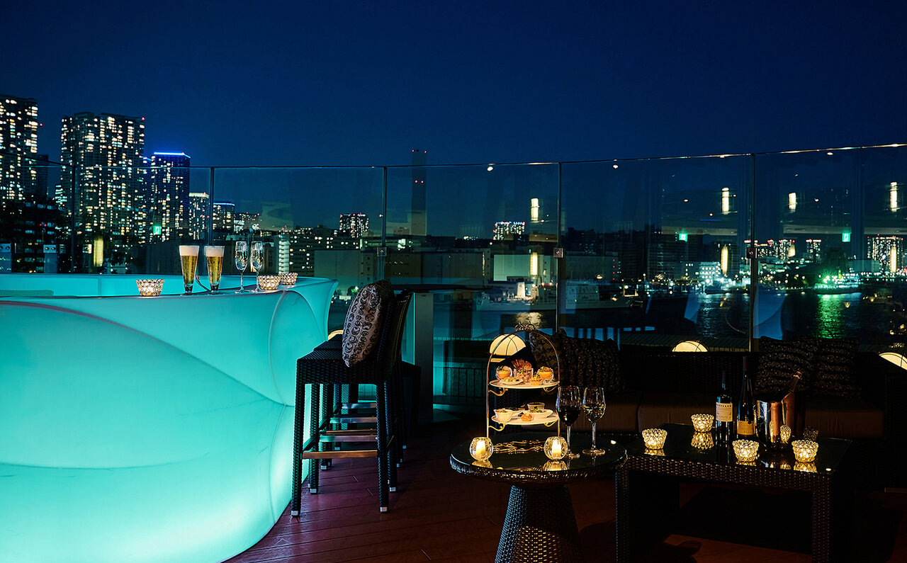 東京湾岸夜景を一望するテラス席でシャンパンやビールを楽しむ Intercontinental Tokyo Bay Web Magazine Openers ウェブマガジン オウプナーズ