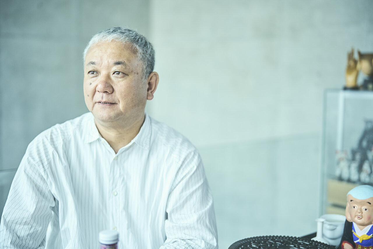 中原 慎一郎｜なかはら しんいちろう
株式会社コンランショップ・ジャパン CDO 中原慎一郎氏。1971年、鹿児島県生まれ、「ランドスケーププロダクツ」ファウンダー。東京・渋谷区にてオリジナル家具などを扱う「Playmountain」、カフェ「Tas Yard」などを展開し、家具を中心としたインテリアデザイン、企業とコラボレーションしたプロダクトデザインもおこなう。デザインを通して良い風景をつくることをテーマに活動。2022年4月に株式会社コンランショップ・ジャパンの代表取締役社長に就任、2025年6月より現職
