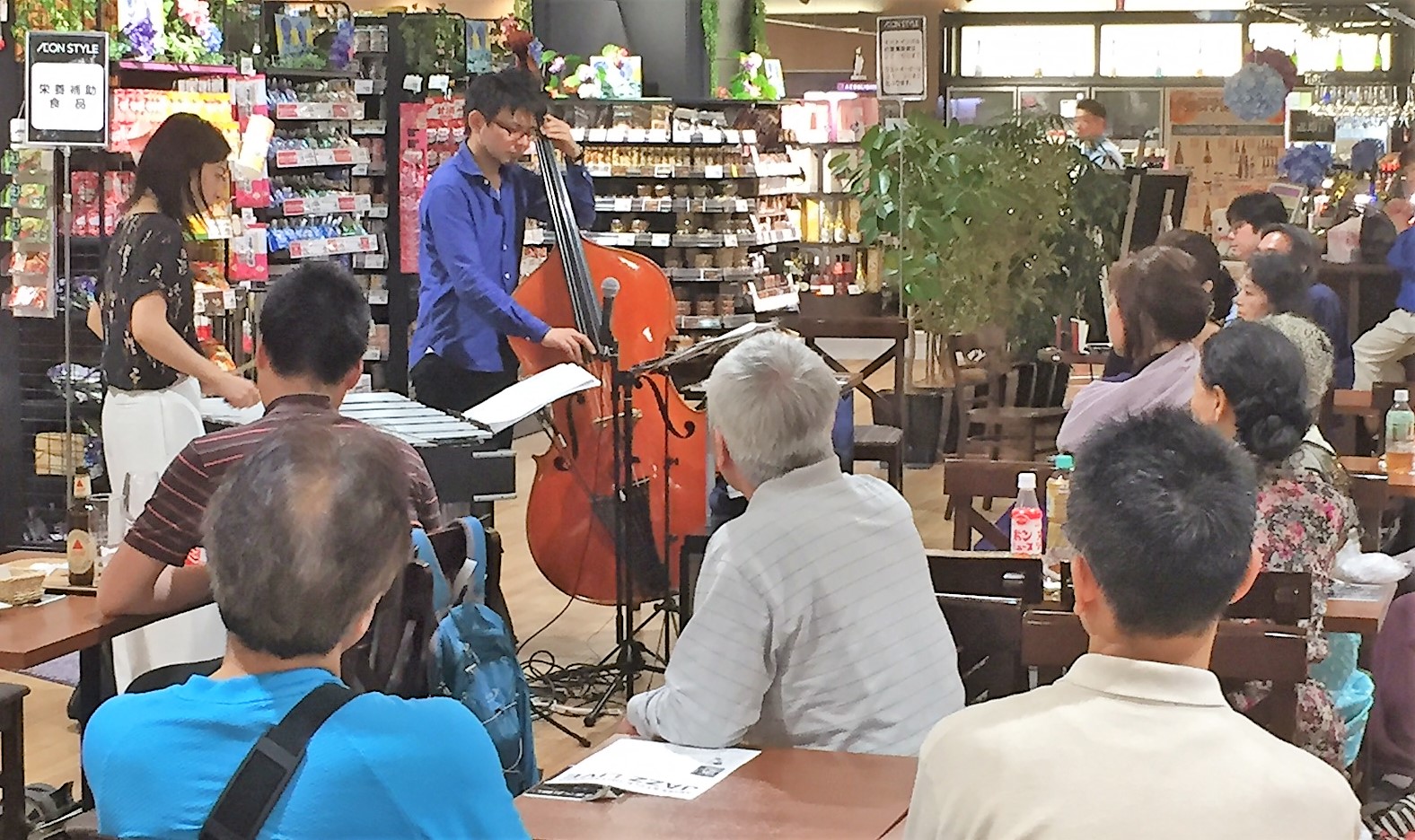 【特集】週末の音楽会は地域の演奏家たちが出演。買物客ファンの輪が広がる(2017年7月号)