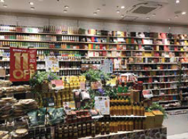 【住まい・暮らし】個性的な品揃えで、一般的なスーパーの概念を覆す。“発見”を作り続けるリアルな売り場が集客へつながる(2017年7月号)