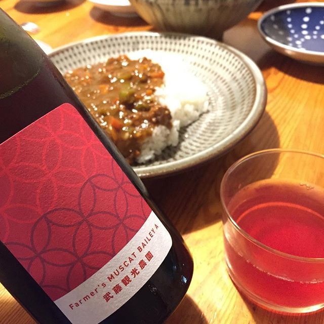 Takuro KogaさんはInstagramを利用しています:「いつかの晩御飯より。 カレーと肉じゃがをモリモリ食べたかった日。 キンキンに冷やしてグビグビ飲みたかったのは、 清澄白河フジマル醸造所の、 ファーマーズ マスカットベリーA武藤観光農園'17。 アルコール度数9%の淡い赤ワイン。 イチゴやスイカのニュアンス！うめぇぇぇ！…」 (11884)