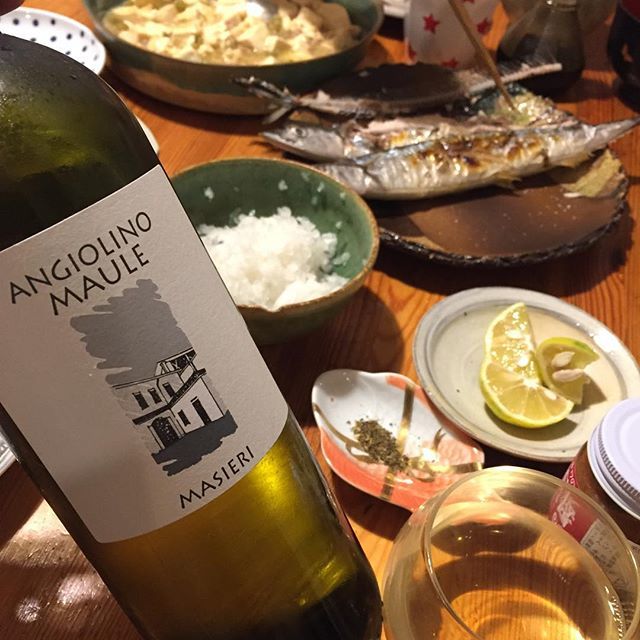 Takuro KogaさんはInstagramを利用しています:「昨夜の晩御飯より。 秋刀魚の塩焼きと麻婆豆腐！ 飲んだのはビアンカーラのマシエリ2017。 ガルガーネガ90%とその他10%。 言わずと知れたイタリア自然派ワインの基本の「き」。 2016も美味しかったですが2017も開けたてから最高！ 甘くないはちみつレモン、洋梨、カリン！…」 (12542)