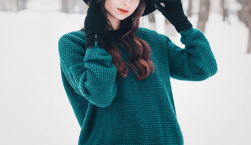 エメラルドグリーンの服を着た女性