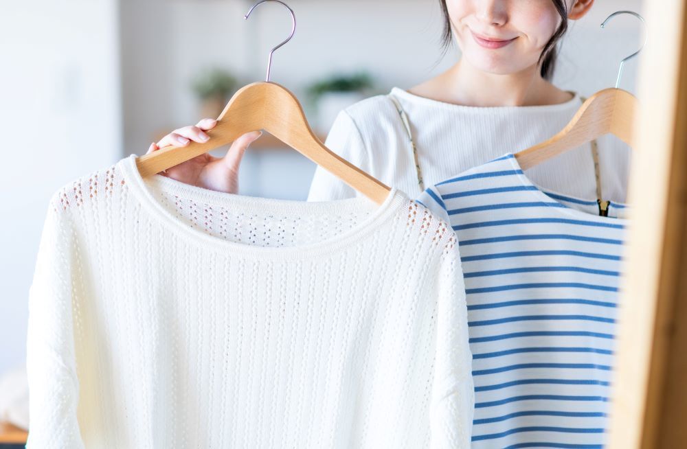 服を選ぶ女性