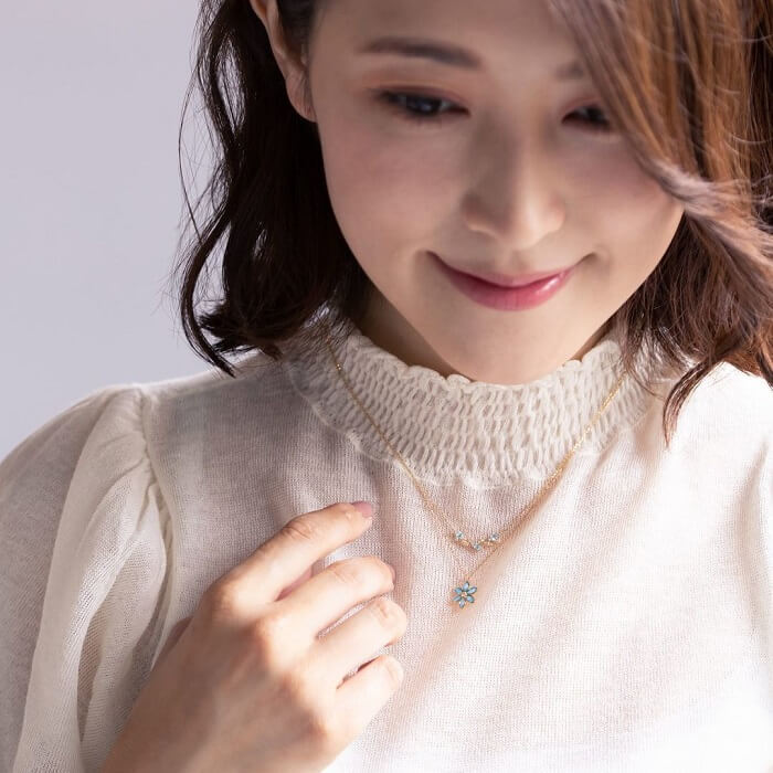 ４℃ブルートパーズのネックレスを着ける女性