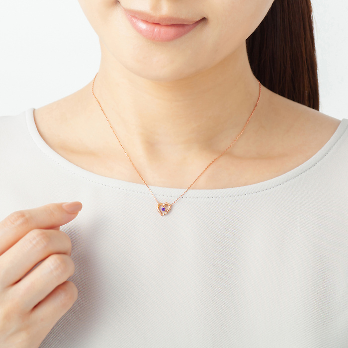 ４℃のネックレスを身につけた女性