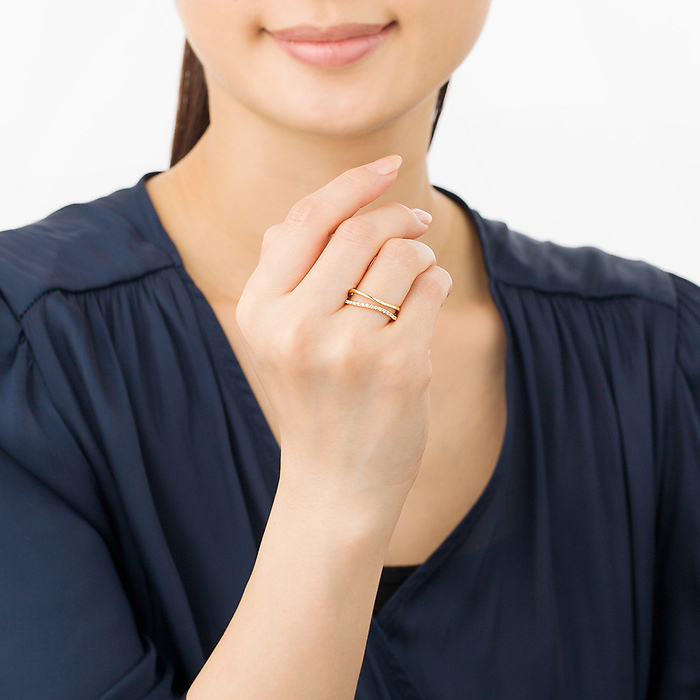 ４℃のリングを身に着けた女性