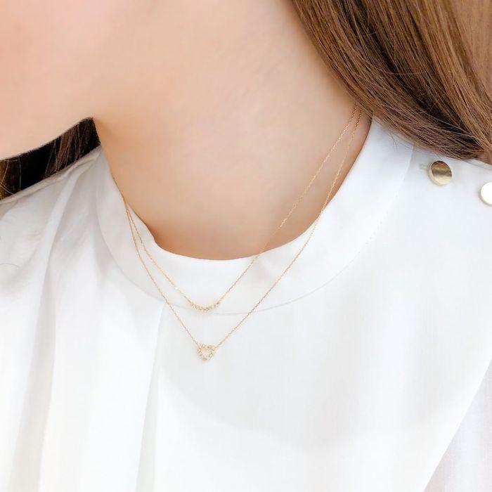 ４℃のネックレスを身に着けた女性