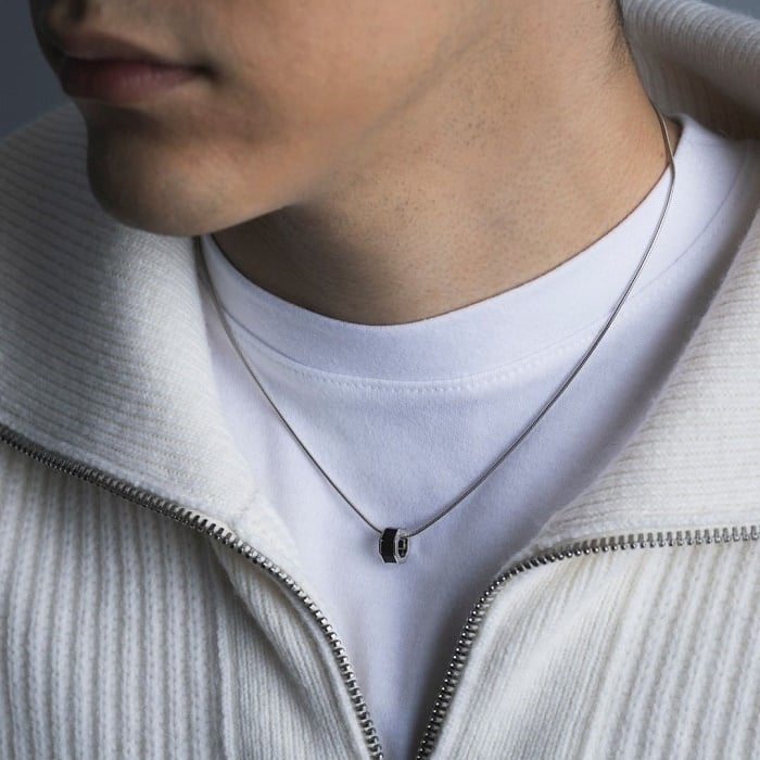 ４℃ HOMME+（オムプラス）のご褒美シルバーネックレスを身に着ける男性