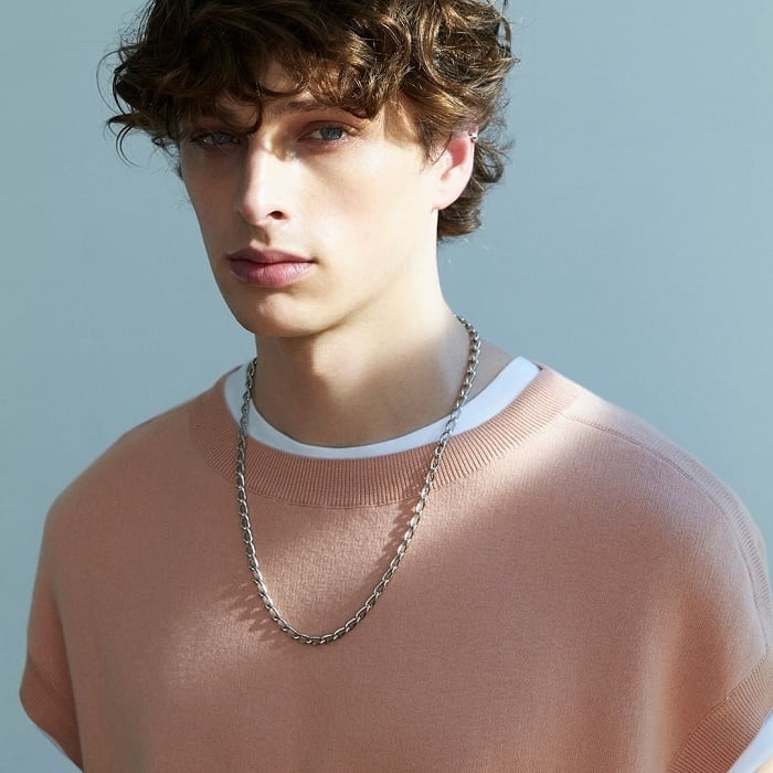 ４℃ HOMME+のご褒美シルバーチェーンのネックレスを身に着ける男性