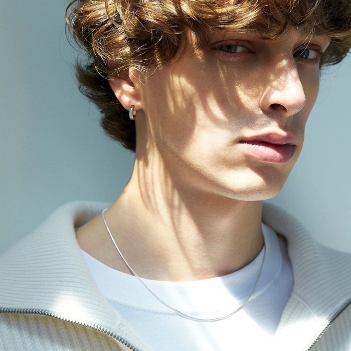 ４℃ HOMME+のご褒美シルバーネックレスでシンプルに着こなす男性