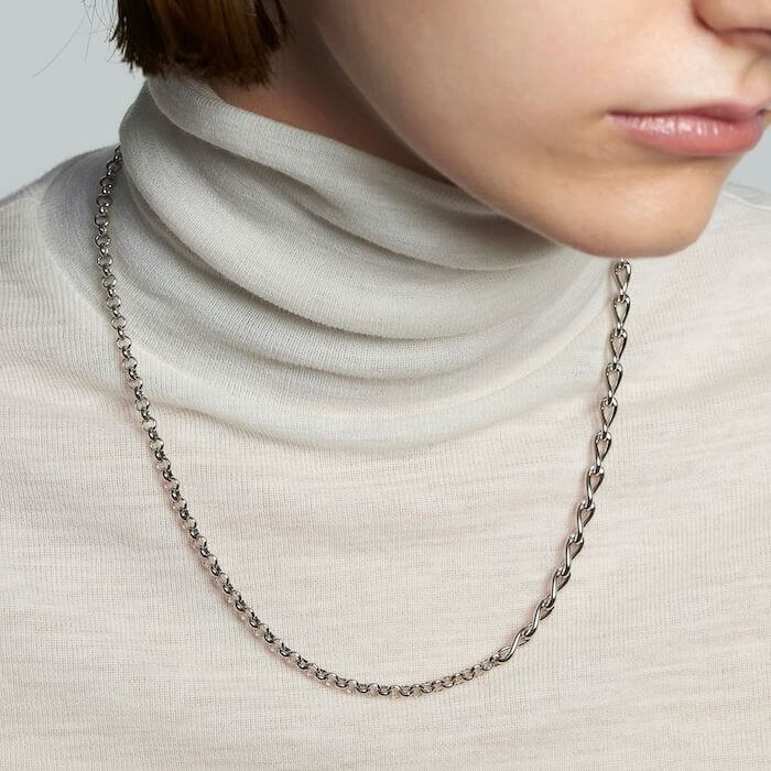 ４℃ HOMME+のご褒美チェーンネックレスを身に着けているひと