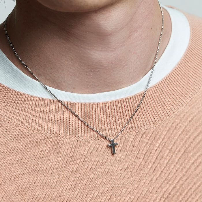 ４℃ HOMME+のご褒美クロスモチーフのネックレスを身に着ける人