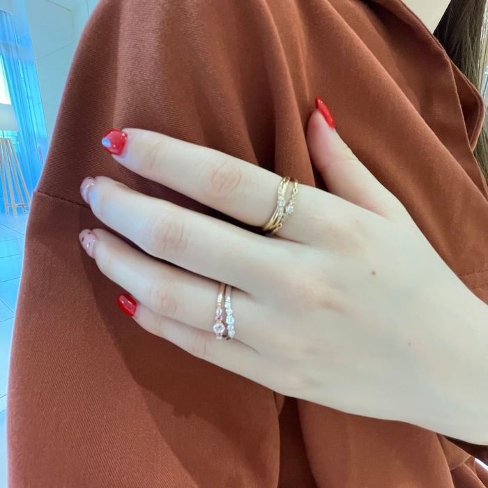 ４℃のリングを見に着けた女性