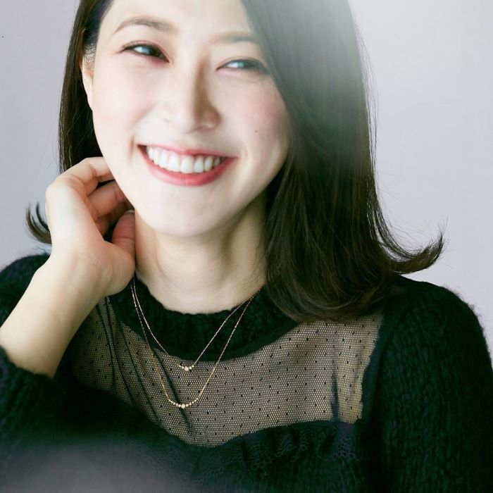 ４℃のダイヤモンドネックレスを身に着ける女性