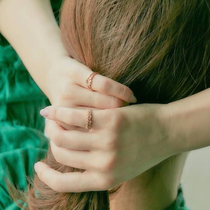 ４℃のピンキーリングを着けた女性