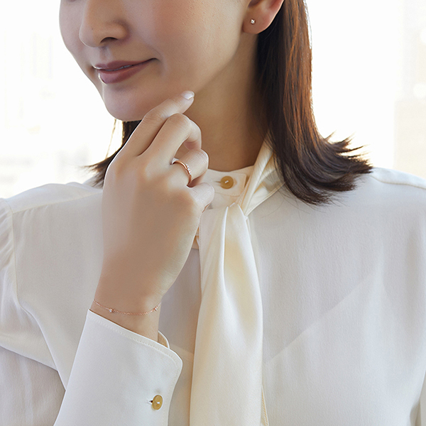 ４℃のリングを着ける女性