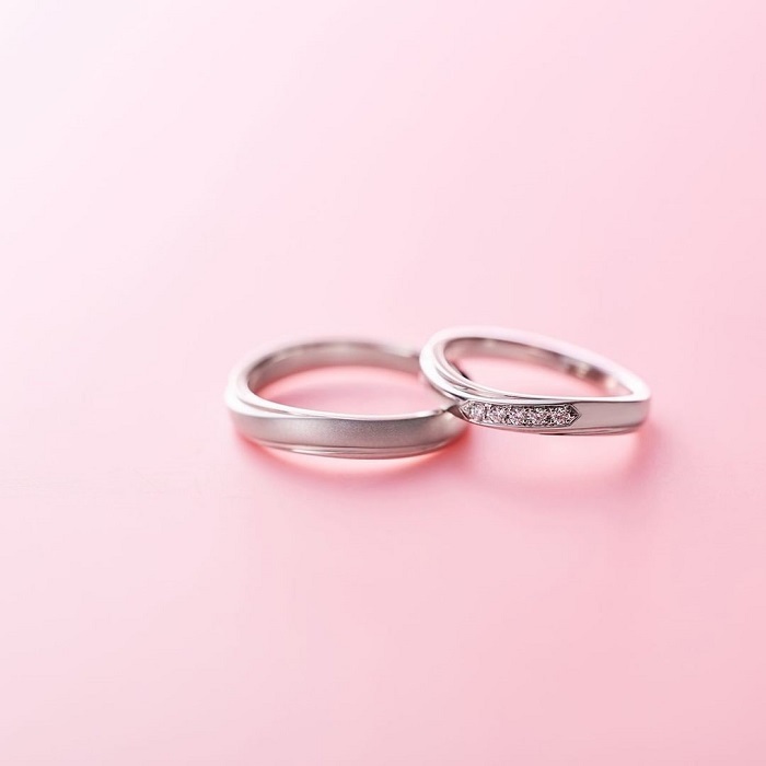 並ぶ４℃の結婚指輪