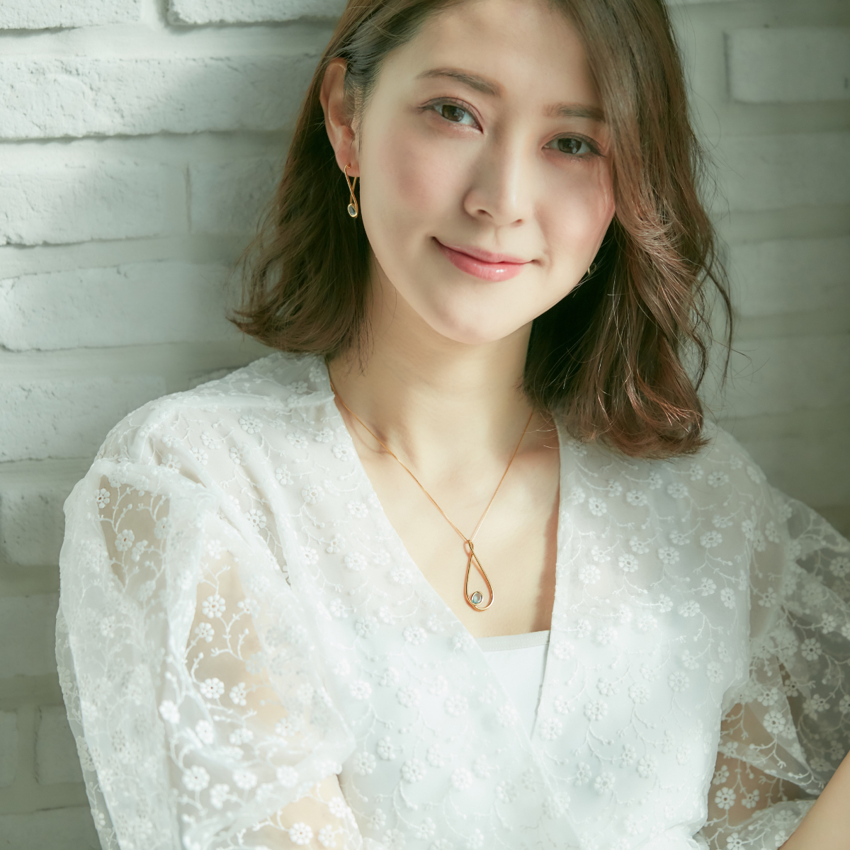 ４℃のアクアマリンジュエリーを身に着けた女性