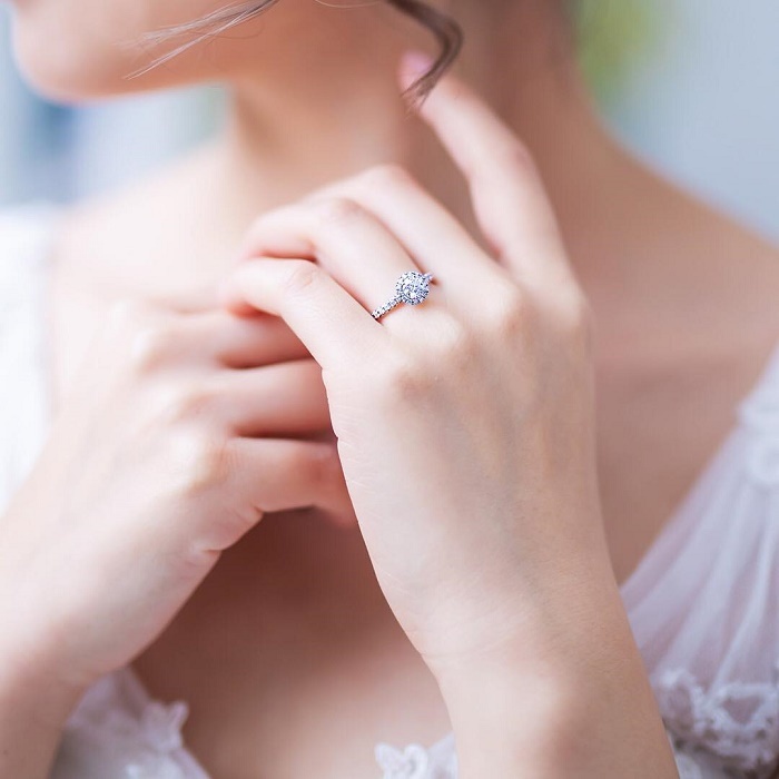 ４℃の婚約指輪を身に着ける女性