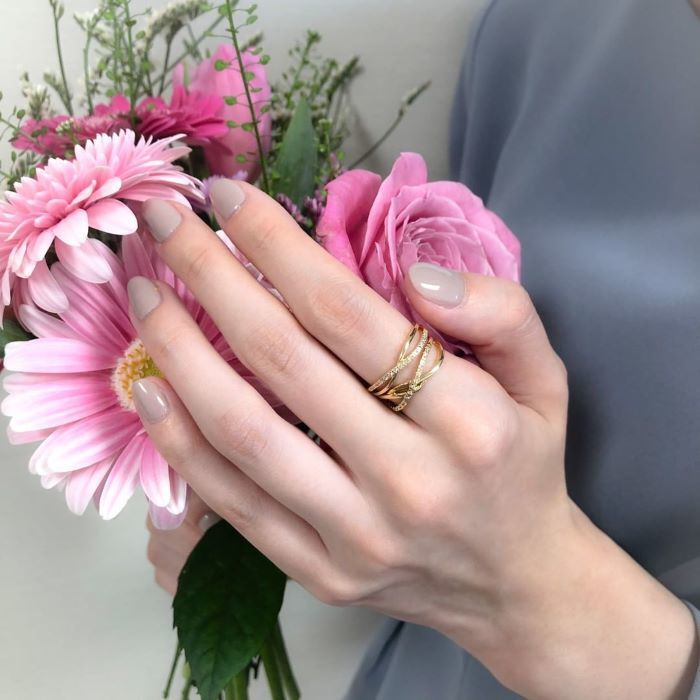 ４℃のリングとピンクの花