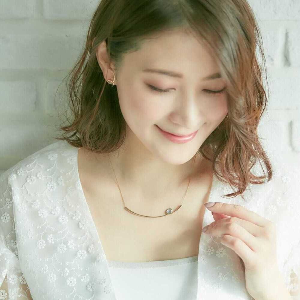 ４℃のご褒美しずくモチーフネックレスを身に着けた女性