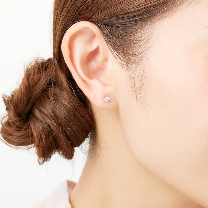 ４℃のダイヤモンドピアスを身に着けている女性