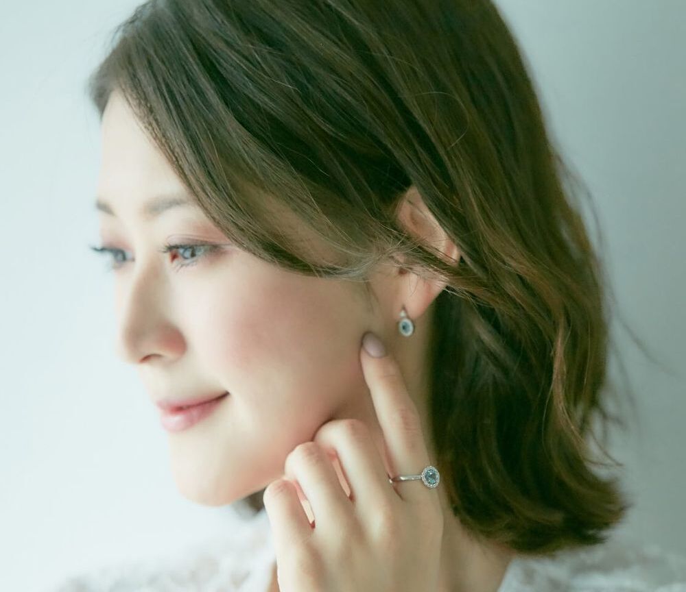 ４℃のジュエリーを着けた女性